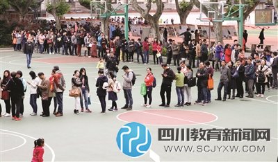 南京民辦校招160人來3000多人，家長排一夜