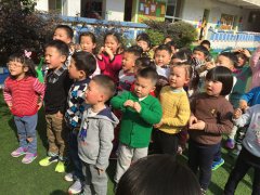 撫琴大地雙語幼兒園萌寶“送祝福” 媽媽