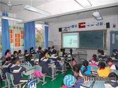 桐梓林小學(xué)舉行科創(chuàng)主題集體朝會活動