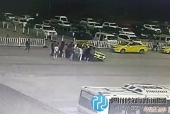 4歲女童被卷車(chē)底 近20人合力抬車(chē)救人