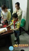 8歲小學(xué)生報復(fù)同桌畫“三八線” 當街劃